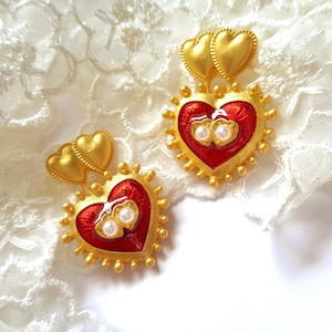 Peut inclure: Une tasse en céramique blanche avec une anse noire et le texte "But First, Coffee" en gras noir. La tasse est posée sur un fond flou, suggérant un cadre chaleureux.