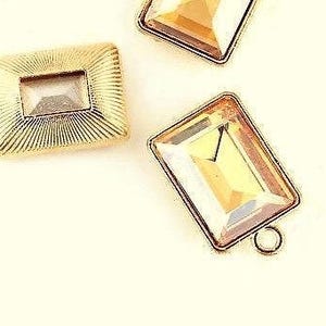 Pendentif rectangulaire, verre facetté CHAMPAGNE s/doré clair, 19x12mm - Rectangular pendant CHAMPAGNE glass cabochon, light gold frame
