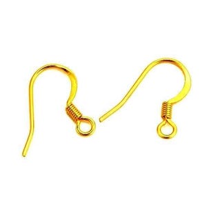 Peut inclure: Deux crochets de boucle d'oreille en métal doré avec un design en fil courbé. Chaque crochet présente un petit détail de ressort enroulé à la base, menant à une boucle circulaire pour attacher des composants de bijoux. La finition est lisse.