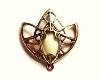 RARE ! 1 Pendentif connecteur (1 anneau arrière), Haute Couture ART NOUVEAU / Victorien, base doré antique, cabochon bombé blanc, 36x34mm