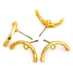 Peut inclure: Quatre boucles d'oreilles dorées en forme de croissant, avec une surface texturée. Chaque boucle d'oreille a une tige pour l'insertion et une petite boucle au centre. Les boucles d'oreilles sont disposées sur un fond blanc.