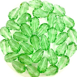 2 o 4 perle a goccia grandi, 15x10 mm, VERDE PALLIDO, vetro sfaccettato traslucido - 2 o 4 perle di vetro sfaccettate a goccia verde chiaro
