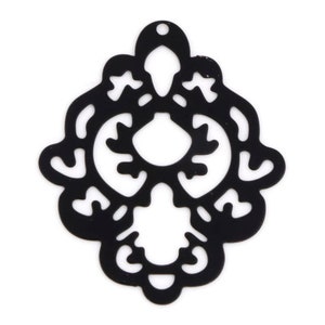 Op de afbeelding: Zwarte filigraanhanger met een sierlijk, symmetrisch ontwerp. De hanger heeft een reeks onderling verbonden bloem- en scrollachtige vormen, met een klein gaatje aan de bovenkant om op te hangen. Het open ontwerp laat licht door.
