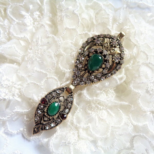 RARE ! Long retro / Baroque / Victorian pendant, 63x22mm, articulated in 2 parts, emerald green / transparent / red settings, old gold base