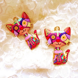 2 breloques CHAT rouge de style amusant, émail multicolore sur base dorée 3X2cm - Funny multicolour red enamel cat, gold frame