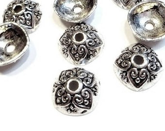 10 o 20 copas cónicas cuadradas con decoración de corazones, plata envejecida, 10mm - 10 o 20 capuchones cuadrados de plata tibetana con corazoncitos 0,39 "