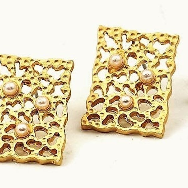 2 Puces d'oreilles forme géométrique / rectangulaire, doré clair structuré filigrané + perles blanc n acré, à customiser ou pas, 18x14mm