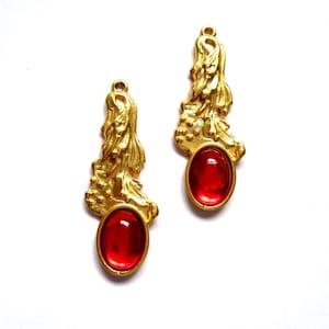 SÄLLSYNT! 2 x Originala långa hängen, viktoriansk barock Haute Couture-stil, 48x18 mm, strukturerad antik guldbas, Siamröd kupolformad cabochon