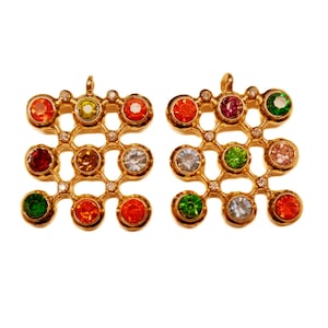 2 Pendentifs carrés multicolores, graphique original et asymétrique, 9 cabochons ronds de couleur, 6 strass transparents, s/doré, 28x28mm