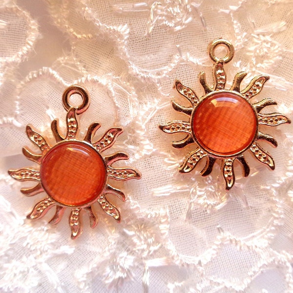 2 ou 4 pendentifs SOLEIL, base dorée + cabochon oeil de chat orange doux, 21*18mm - 2 or 4 gold SUN charms, orange tone cat's eye cabochon