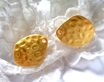 2 CLIPS (non-pierced ears) + hole, irregular diamond, hammered matte gold 19X15 mm - 2 Hammered gold rhombus ear clips, non-pierced ears