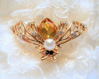 Broche épingle / pendentif Rétro Vintage Art Nouveau, INSECTE PRECIEUX 52mm, cabochon jaune topaze / ailes doré ajouré + strass transparents