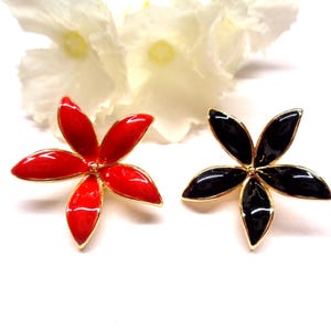 SELTEN! 2 3D-Blumen-Ohrstecker, schwarz oder rot, 18 Karat vergoldetes, emailliertes Messing, mit Schlaufenverschluss, individualisierbar oder nicht, 23 x 22 mm