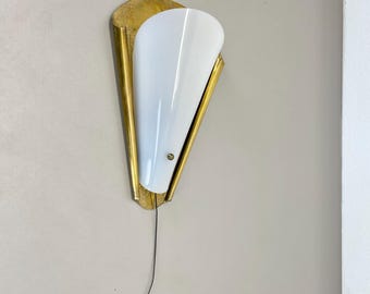 Applique murale minimaliste rare en laiton et plexiglas de style Stilnovo, Italie, années 1950 | Moderne du milieu du siècle, GIO PONTI | Applique en laiton, Italie