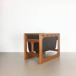 北欧デンマークのヴィンテージ家具を手掛けるメーカー Salin Mobler(サリン・モブラー)社のチーク材ラックです。木の美しさと温かみが魅力のスリムなシェルフは飾り棚やCDラックとしても♪ 北欧デンマークのヴィンテージ家具を手掛けるメーカー Salin Mobler