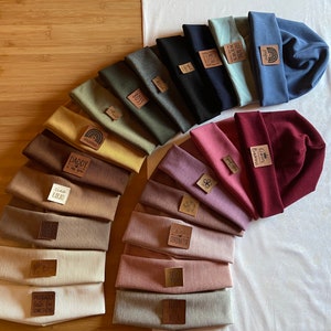 Herbst Winter Beanie Mütze für Erwachsene aus Rippjersey mit Kunstleder Label 20 Farben für Damen Herren personalisiert Bild 6