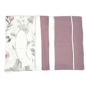 K&ouml;nnte beinhalten: Ein wei&szlig;er Taschentuchboxbezug mit Blumenmuster und einem rosa-wei&szlig;en Waffelstruktur-Stoffpanel. Der Bezug hat eine ovale Aussparung f&uuml;r einen Taschentuchspender.