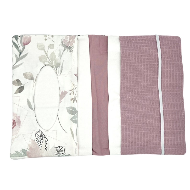 K&ouml;nnte beinhalten: Ein wei&szlig;er Taschentuchboxbezug mit Blumenmuster und einem rosa-wei&szlig;en Waffelstruktur-Stoffpanel. Der Bezug hat eine ovale Aussparung f&uuml;r einen Taschentuchspender.