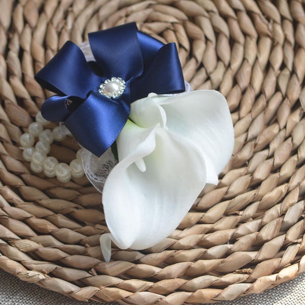 Ivory Calla Lilie Corsage Handgelenk Corsage Hochzeit Corsage Echte Touch Blumen Navy Bänder