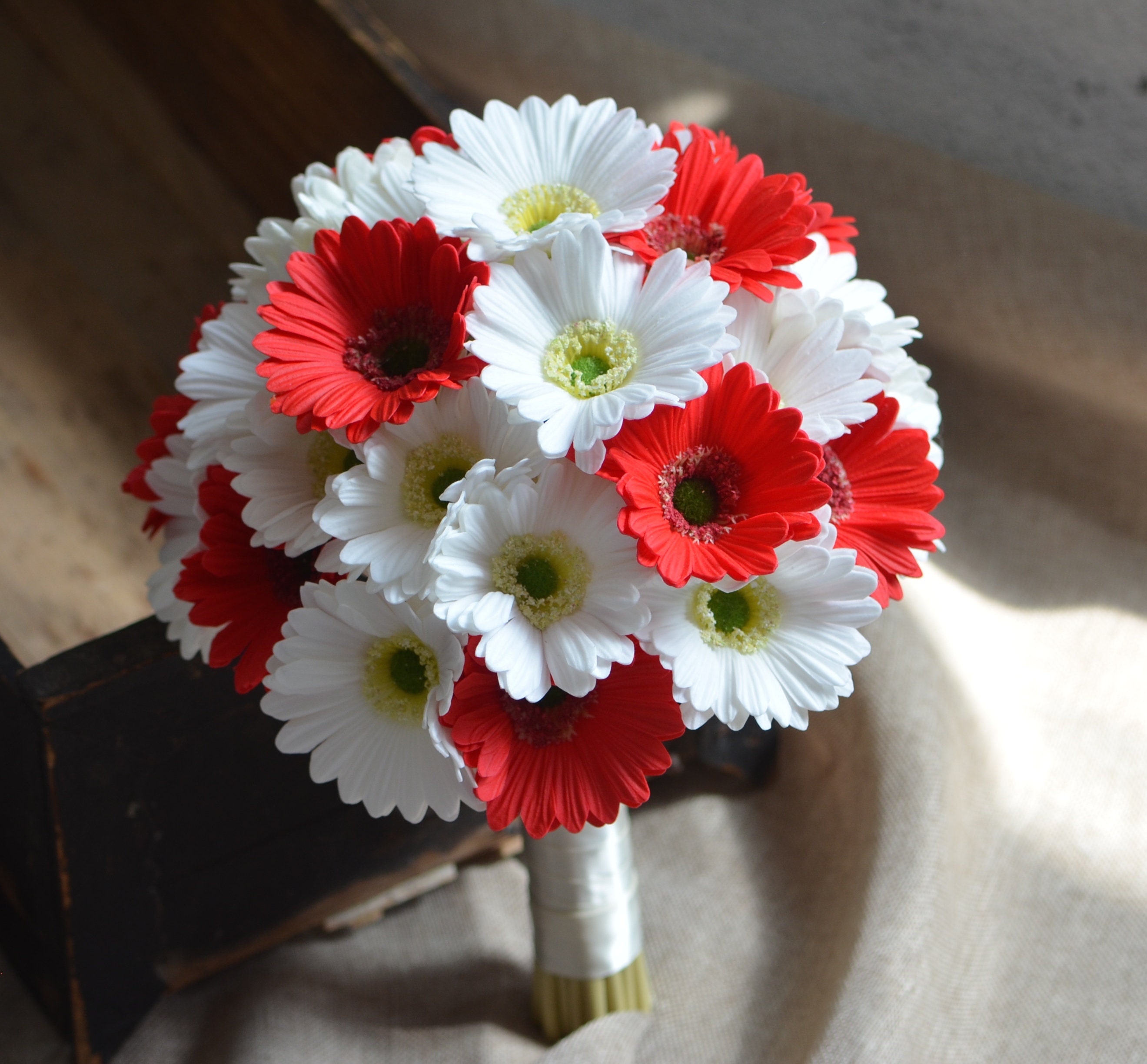 Red Daisy Bridal Bouquet | Artificial Wedding Flowers | Silk Wedding  Bouquets | Centerpieces Decorations (9 stems)