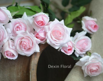 Rosas artificiales de color rosa pálido con tacto real