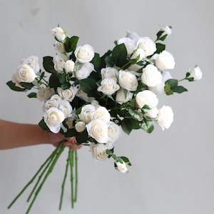 6 branches de roses de petite taille Real Touch en blanc Morandi, fausses fleurs de haute qualité à faire soi-même | Mariage/Décoration d&#39;intérieur/Projet d&#39;artisanat