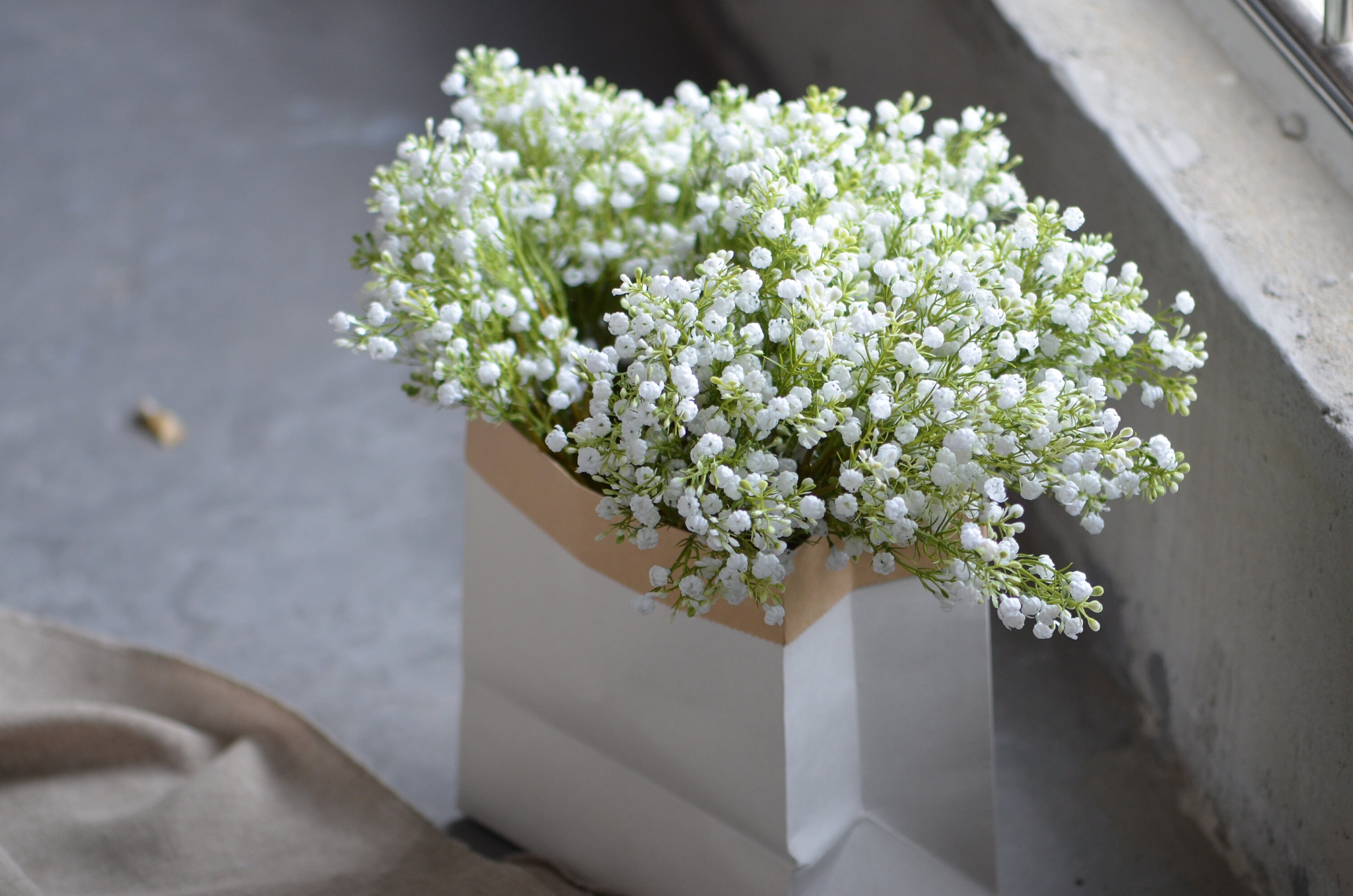 Ziwon Artificial Baby's Breath Flowers - 6 Inch White Faux Stems, Realistic For Bouquets & Home Decor - View #3
