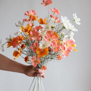 Branche de fleur faux cosmos de 23,5 pouces, fleurs sauvages printemps été blanc orange corail, décoration florale/mariage/maison/cuisine à faire soi-même, pièce maîtresse, cadeau image 9