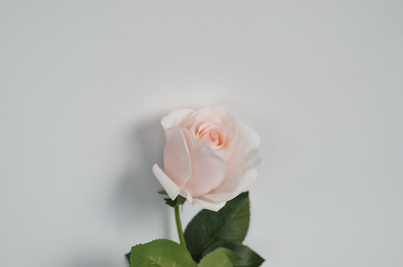 Roses artificielles semi-ouvertes à rougir / rose pâle Real Touch, fleurs DIY Décoration de mariage/maison/cuisine Cadeaux, bouquets de bricolage / centre de table image 9