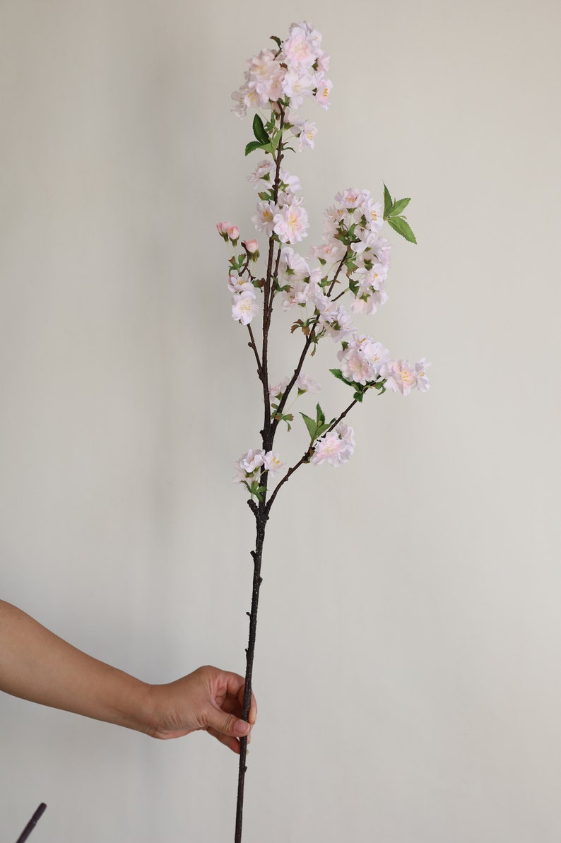 Rama de flor de cerezo artificial de 37 en blanco crema, flores de primavera falsas, pieza central de bricolaje / florales / bodas / decoraciones del hogar / regalos para ella LtPink-YingHua-#2Fen