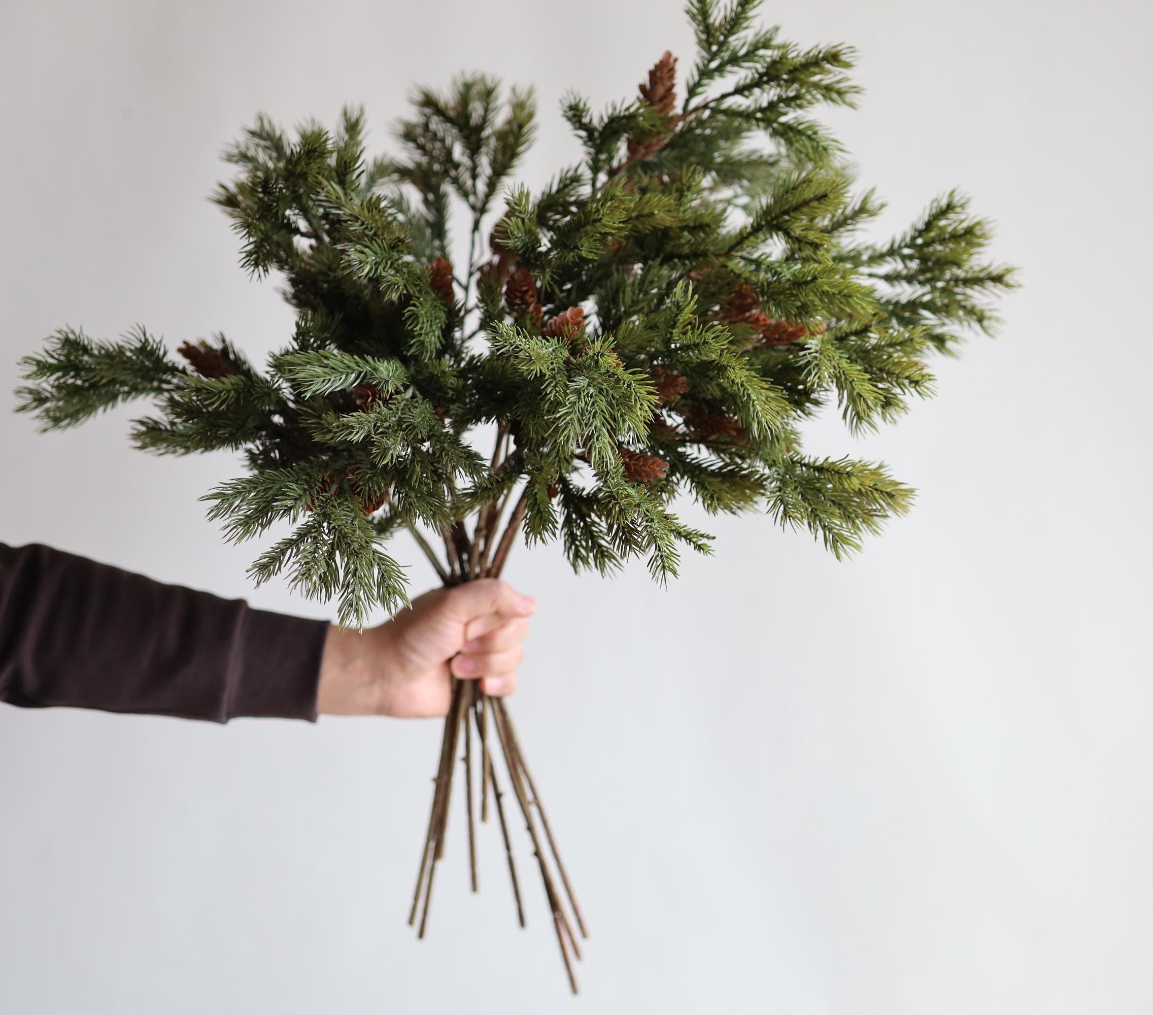 松ぼっくり付きフェイクシーダーの枝：25.5インチの冬のホリデー