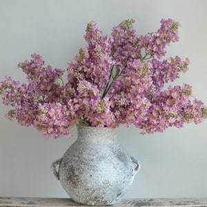 Rama de lilas rosa malva sintética de 24,8 , hortensias de lilas artificiales color crema, decoraciones florales de follaje DIY para bodas/hogar/cocina imagen 1
