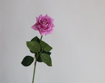 Rosas artificiales de tacto real en color malva lavanda de 40 cm. Ramos de novia para hacer tú mismo, centros de mesa para bodas, flores para el hogar y decoraciones para fiestas y oficinas.