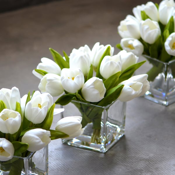 Composition de tulipes blanc ivoire dans un vase, composition florale artificielle, eau artificielle, illusion d'acrylique, centres de table de mariage, cadeau pour la maison