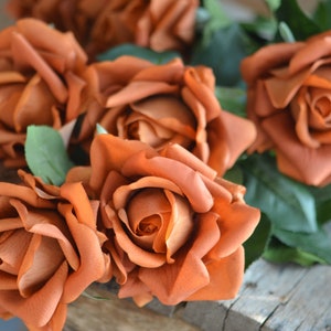 60 cm Faux Real Touch Rosen In Orange, Rostorange, Terrakotta Rosen, Wohndekor, Hochzeitsdeko, Urlaubsdekor, Herbstdekor Blumen