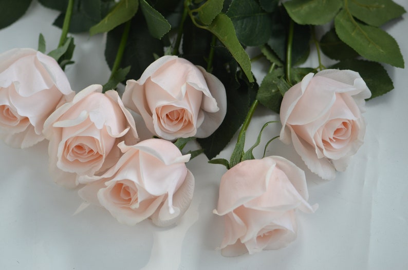 Roses artificielles semi-ouvertes à rougir / rose pâle Real Touch, fleurs DIY Décoration de mariage/maison/cuisine Cadeaux, bouquets de bricolage / centre de table image 5