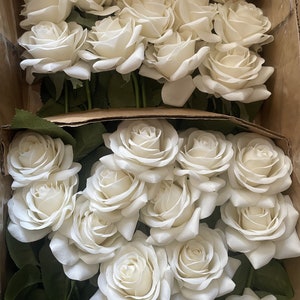 Fiori di Rosa Artificiali in Seta Realistici Lunghi Steli di Rose Rosse in Velluto Artificiale per Decorazioni Casa Matrimonio Feste