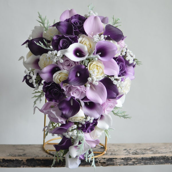 Gefälschte Blumen Cascading Bouquet, lila Lavendel Flieder Calla-Lilien Pflaumen Rosen Real Touch Blumen Brautstrauß, rustikaler Boho-Hochzeitsstrauß