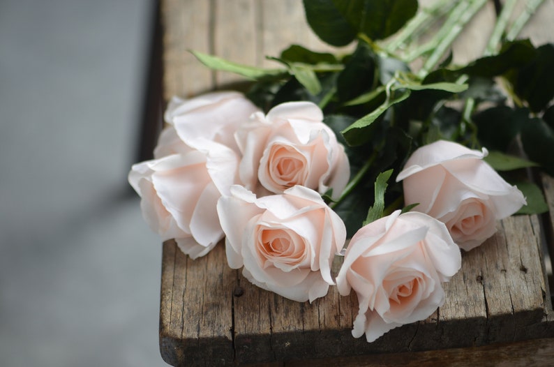 Roses artificielles semi-ouvertes à rougir / rose pâle Real Touch, fleurs DIY Décoration de mariage/maison/cuisine Cadeaux, bouquets de bricolage / centre de table image 6