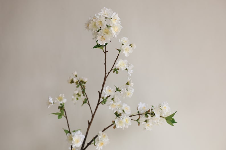 Rama de flor de cerezo artificial de 37 en blanco crema, flores de primavera falsas, pieza central de bricolaje / florales / bodas / decoraciones del hogar / regalos para ella imagen 3