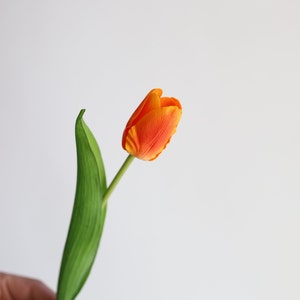 35 cm konstgjorda gulorange tulpanblommor med äkta touch, konstgjorda vårblommor/blommor, bröllops-/hemdekoration, gör-det-själv-bukett/bordsdekorationer Orange-LGF-YJX-Cheng