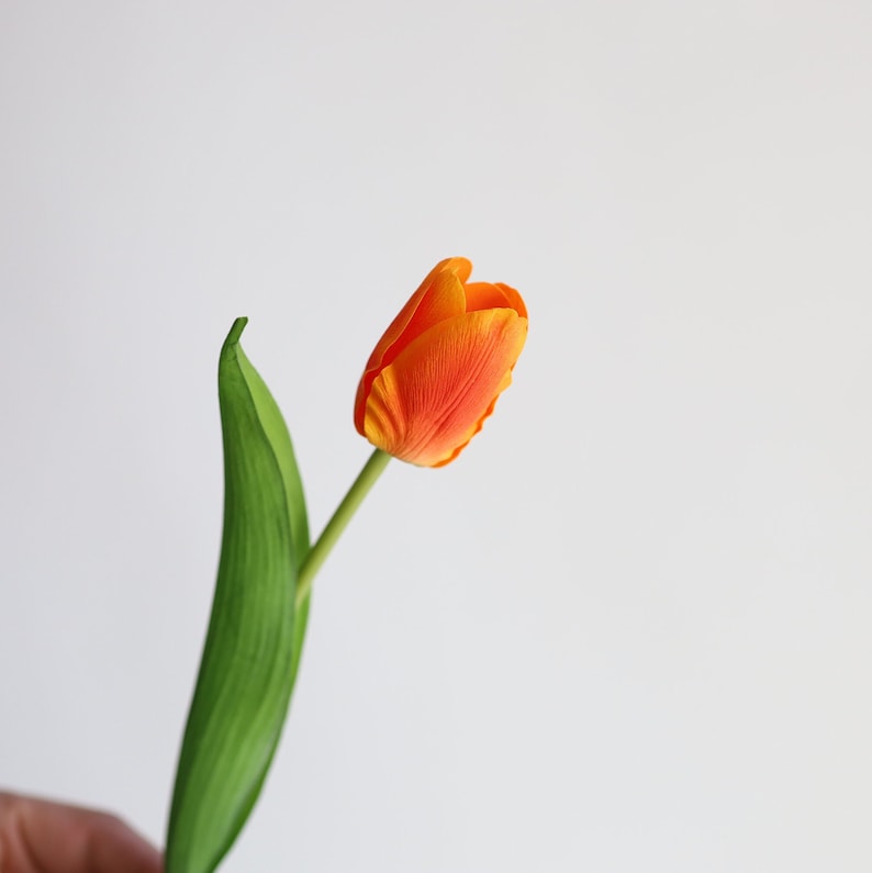 35 cm konstgjorda gulorange tulpanblommor med äkta touch, konstgjorda vårblommor/blommor, bröllops-/hemdekoration, gör-det-själv-bukett/bordsdekorationer Orange-LGF-YJX-Cheng