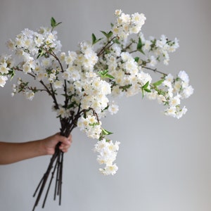 Rama de flor de cerezo artificial de 37 en blanco crema, flores de primavera falsas, pieza central de bricolaje / florales / bodas / decoraciones del hogar / regalos para ella imagen 7