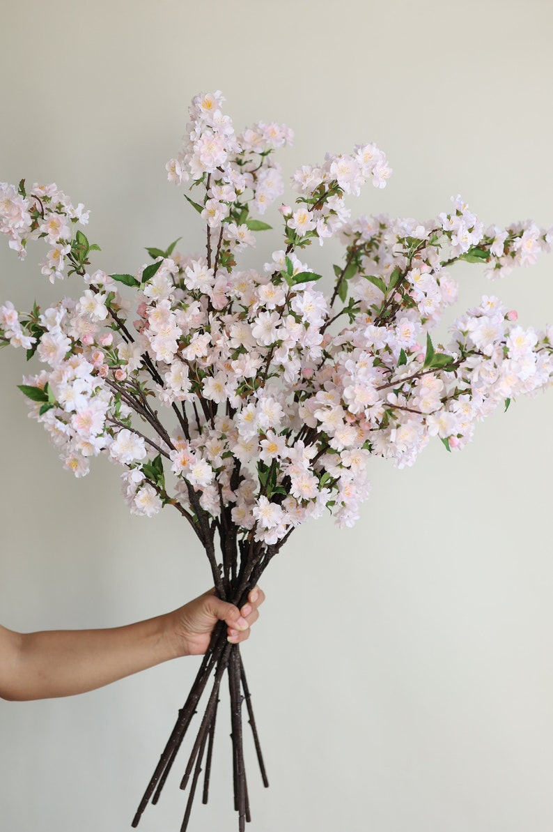 Rama de flor de cerezo artificial de 37 en blanco crema, flores de primavera falsas, pieza central de bricolaje / florales / bodas / decoraciones del hogar / regalos para ella imagen 10