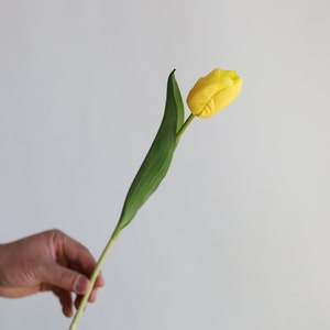 35 cm konstgjorda gulorange tulpanblommor med äkta touch, konstgjorda vårblommor/blommor, bröllops-/hemdekoration, gör-det-själv-bukett/bordsdekorationer bild 2