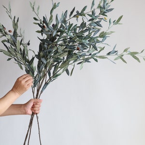 40,5 "künstlicher graugrüner Olivenblattzweig, künstliches Hochzeitsgrün, künstliche Pflanze, Haus / Küchendekoration, DIY-Mittelstücke,