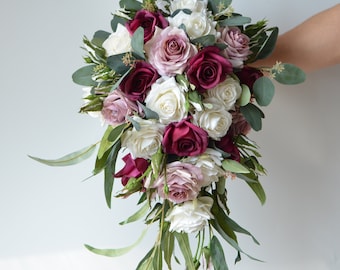 Brudbukett med dustig rosa rosor, vinröda äkta bröllopsblommor