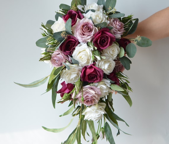 Brautstrauß aus altrosa Rosen, burgunderfarbene, naturgetreue Hochzeitsblumen