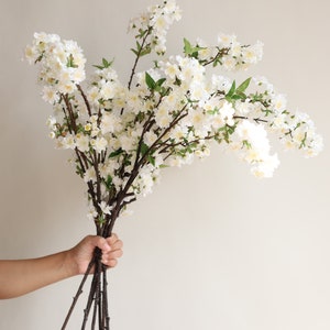 Rama de flor de cerezo artificial de 37 en blanco crema, flores de primavera falsas, pieza central de bricolaje / florales / bodas / decoraciones del hogar / regalos para ella imagen 4