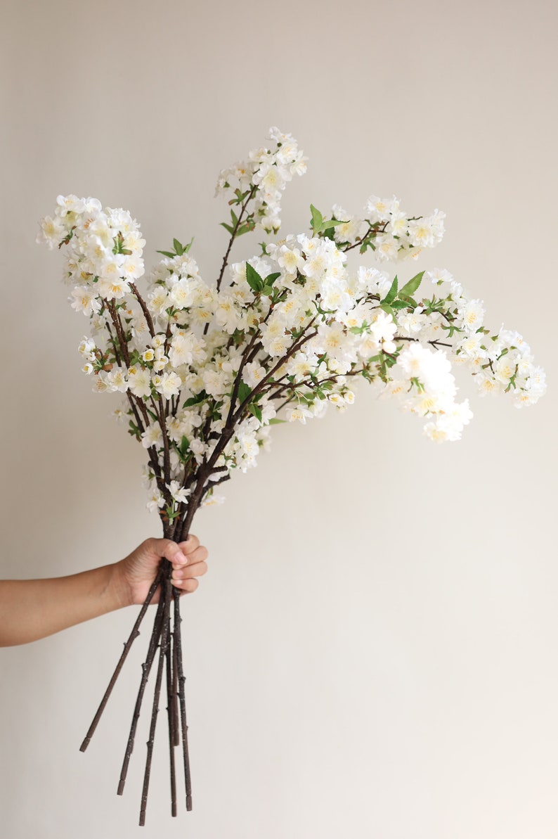Rama de flor de cerezo artificial de 37 en blanco crema, flores de primavera falsas, pieza central de bricolaje / florales / bodas / decoraciones del hogar / regalos para ella imagen 4